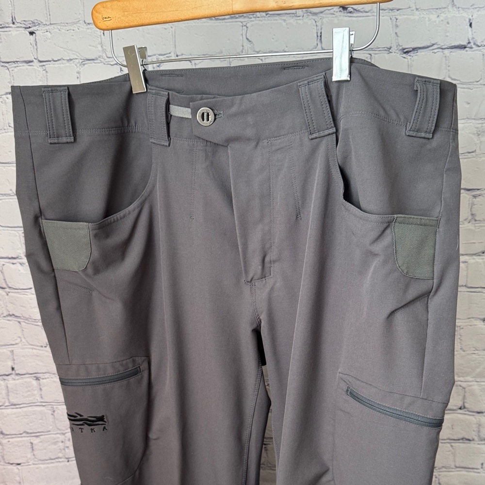 Men's Sitka Gray Traverse Pants 40R - Picture 2 of 14